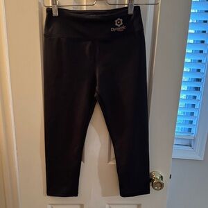 Dynamic Women's Black Capri Leggings